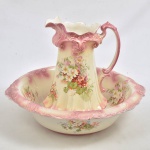 Deslumbrante gomil com bacia, século XIX, em porcelana England Staffordshir, cor predominante rosa. Gomil 34 cm alt x 25 cm larg  / Bacia 50 cm diam x 12 cm alt.  Bacia com fio de cabelo de +-17 cm