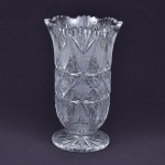 Imponente vaso de cristal europeu, com profusa lapidação de estrelas, cavas e pontiagudos. 35 cm alt x 21 cm diam