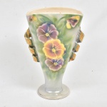 Vaso anos 70 de ceramica vitrificada , formato oblongo , fundo verde com rosas.  Alças laterais espirais em ouro. Borda com discreto batido. 37x2 cm