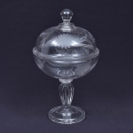 Grande compoteira em demi cristal decorada com flores estilizadas. Borda interna da tampa com discreto batido.   36 cm alt x 20 cm diam