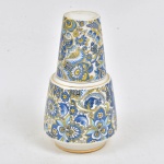 Saller. Garrafa dita "Verre D'eu" , para quarto de porcelana branca com profusa decoração azul.  20 cm alt x 11 cm diam