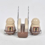 Conjunto para mesa de:  saleiro, pimenteiro e porta guardanapos de ceramica esmaltada. Acondicionados em suporte de metal