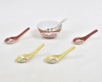 Conjunto de porcelana chinesa, constando de 5 colheres e 1 bowl para molhos, decoração floral. Total de 6 pçs.  Colheres 13 cm cada / Bowl 12 cm diam x 6 cm alt