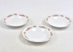 Trio de pratos fundos de porcelana Made in China, branco com delicado floral cor de rosa circundando as bordas. 23 cm diam x 4 cm alt