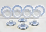 Serviço para quatro pessoas. Porcelana Multiple Choice by Topchoice, fundo branco com decoração de finas faixas em suave tom de azul, composto por: 4 sousplat, 4 pratos fundos, 4 xícaras de chá, 4 pires, 4 sobre pires. Total 20 pçs.  Sousplat 27 cm diam