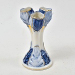 Floreira anos 70, de porcelana composta por 3 rosas vazadas. 16 cm alt x 8 cm diam base