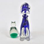 Par de escultura em vidro ao gosto murano, sendo cachorro azul e translucido  e 1 gato verde e translucido. 18x10 cm e 8 x4 cm