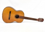 Viloão de seis cordas da marca Tranquillo Giannini, número 7. Boca ornamentada com mosaicos. Apresenta etiqueta na parte interna Violão Tranquillo Giannini S.A.  Ausencia das cordas e marcas de uso. Acompanha capa