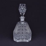 Garrafa licoreiro em demi cristal ornamentada com facetas no padrão xadrez. 25x12 cm