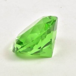Cristal decorativo verde, lapidado no padrão diamante. 8,5 cm diam x 5 cm prof