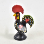 Escultura em ceramica com policromia caracteristica do Galo de Barcelos. Base gravada ALFAMA DOS MARINHEIROS F.8849203. Pescoço com restauro. 10x6x4 cm