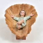 Antiga imagem em gesso de Menino Jesus deitado na manjedoura de madeira e palha. Jesus 18x14 cm  /  Manjedoura 26x18 cm.  Pé do menino colado