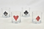 Conjunto de 4 copos Cristais Martin, para whisky, decorados com naipe de baralho. 8,5 cm alt x 8 cm diam