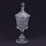 Imponente bombonier de grosso cristal europeus, ornamentada e lapidada com leques e estrelas. Haste facetada e serrilhada sobre pé circular. Borda com discreto batido. 40 cm alt x 14 cm diam