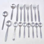 Acumulação de talheres de inox com logo de Cias. Aéreas distintas, contendo: 10 colheres, 4 facas e 3 garfos. Total 17 pçs