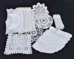 Paninhos da vovó - Lote contendo 13 paninhos vintage de rendas e croches, entre caminhos, guardanapos, paninho de bandejas e etc.... Marcas do tempo. Maior 80x32 cm   menor 20 cm diam