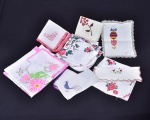 Paninhos da vovó - Lote contendo 15 paninhos vintage de tecido com estampas predominando na cor vermelho ou rosa entre toalha, guardanapos, paninho de bandejas e etc.... Marcas do tempo. Maior 120x118 cm   Menor 24x24 cm