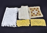 Paninhos da vovó - Lote contendo 5 paninhos vintage de croche, entre caminhos e paninhos de bandeja. Marcas do tempo. Maior 86x53 cm e Menor 24x23 cm