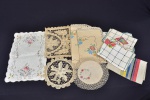 Paninhos da vovó - Lote contendo 11 paninhos vintage de linho predominando a cor ocre, sendo linho, renda, croche, entre caminhos e paninhos de bandeja. Marcas do tempo. Maior 66x42 cm e Menor 23 cm diam