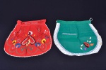 Par de aventais portugueses de tecido em forte tom de verde e vermelho, fartamente bordados. 42x45 cm e 50x43 cm