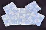 Conjunto de toalha de mesa com 8 guardanapos de tecido azul com floral cinza. Toalha 123x77 cm  Guardanapos 51x47 cm. Discretas manchas