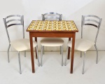 Versátil mesa de cozinha , estrutura de madeira nobre, tampo ornado com azulejos girassóis. Acompanha 3 cadeiras tubular metálicas , com assentos de corino branco. Mesa 76x62 (tampo) Altura 77 cm