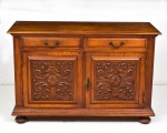Buffet de cerejeira composto por 2 gavetas e 2 portas inferiores almofadadas  ricamente entalhadas com arabescos.  120x78x48 cm