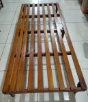 Base para cama ou sofá baixo de madeira, com estrado apoiado em pés palito. 180x74x26 cm