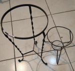 Par de suportes de ferro para plantas. 52  cm alt  x 25 cm diam e 22 cm alt x 23 cm diam