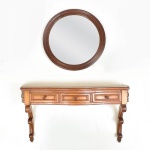 Delicado console de parede em madeira composto por 3 gavetas e frente ondulante. Acompanha espelho redondo de cristal bisotado. Tampo 88x30 cm  / Espelho 56 cm diam