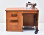 Máquina de costura Singer no gabinete original. Acompanha luz , motor e diversos apetrechos. Muito bem conservada. funcionando, porem sem garantias futuras