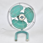 Antigo ventilador FAET, coloração azul. Hélice de 3 pás. Funcionando, porem sem garantias. 30 cm diam