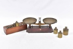 Antiga e rara balança de armazém em ferro fundido - Força & Kilos - Acompanha cepo 9 com pesos, de 2 k a 50 grs. Perfeita. Alt 17cm / Comp 43cm. Cepo 20x10x8 cm