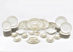 KPM - elegante aparelho de jantar em porcelana alemã, tons de creme, borda recortada e dourada, estilo Art Noveau, composto por: 12 pratos rasos ( 2 com bicados), 12 pratos fundos (3 com bicados), 10 pratos para frutas (2 com bicados), 17 pratos de sobremesa (3 com bicados),  , 6 travessas ovais, 2 bowls quadrados, 1 molheira, 1 bule, 1 açucareiro, 7 xícaras para café, 6 pires.  Total 75 pçs