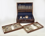 Elegante faqueiro em metal prateado, estilo Art Deco, anos 60, Eberle. Composto por 12 facas , 12 garfos , 12 colheres de sopa, 12 garfos de peixe, 12 facas de peixe, 12 colheres de sobremesa, 12 facas de sobremesa, 12 garfos de sobremesa, 12 colheres de chá, 11 colheres de café, 10 peças de  servir. Acompanha caixa. Total 129 peças