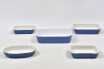 Lote composto por 5 travessas em porcelana esmaltada azul e branca, marcadas ao fundo - Pozzani - (29x20x27 /  4x20x14)