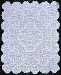 Toalha branca ricamente bordada em crivo. (163X197)