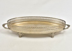 Suntuosa bandeja oval em metal prateado, com medalhão central e galeria vazada. (10x46x24)