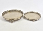 Lote composto por pendant de salvas redondas em metal prateado com decoração floral ao centro e galeria vazada em guirlandas de frutas e flores. Diam 26cm  / 20cm