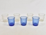 Confeitaria Colombo - lote composto por 7 copos em vidro moldado, sendo 3 azuis e 4 translúcidos.