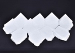 Jogo americano de linho branco. Discretas e poucas manchas amareladas. 56x56 cm