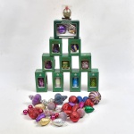 Já é Natal - suntuoso lote composto por 46 enfeites em vidro pintados à mão e plastico duro. Diversos modelos e tamanhos.