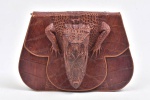Vintage - exótica bolsa confeccionada com  legitimo couro de crocodilo. Apresenta ainda sobre a tampa ornamentação com a cabeça animal e boca articulada com dentes. Ausencia da alça. Para colecionadores. 30 x 20 cm