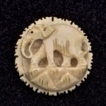 Broche marfim representando elefante. 3,5 cm diam