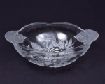Bowl / Saladeira em vidro moldado, ornado com peônias ao fundo, alças em vidro satine. Diam 31cm / Alt 10cm