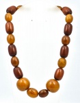 Exuberante colar de ambar em diferentes tons, fecho de metal com esmalte. Maior ambar 30 mm.  Fechado 26 cm