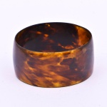 Largo bracelete de tartaruga. 3 cm larg.  6,3 cm diametro interno