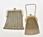 Vintage - lote contendo 2 bolsas de malha sendo 1 prateada com fecho adornado com 2 safiras (ausencia da alça) e 1 dourada com  delicado fecho babado. 11x9 e 18x6,5 cm