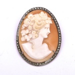 Madonna - belíssimo camafeu em coral, broche / pingente,  com borda em prata 900 e pedraria. (6X4)
