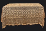 Magnífica toalha renascença decorada com flores. Apresenta marcas do tempo. 230 x 170 cm